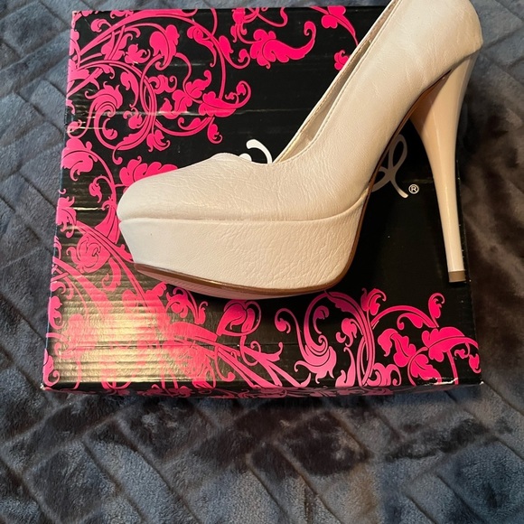 Qupid Heels - Picture 2 of 4